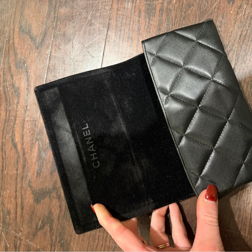 CHANEL: QUILTED LEATHER SUNGLASSES CASE — BLACK - Picture 2 of 7